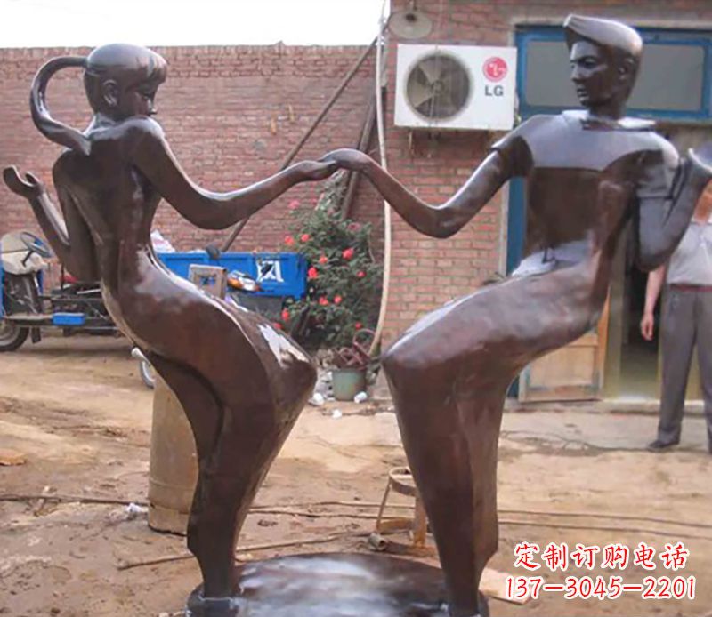 大同时尚多彩的情侣雕塑