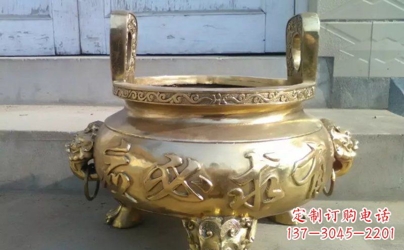 大同壮丽威猛的三足香炉铜雕