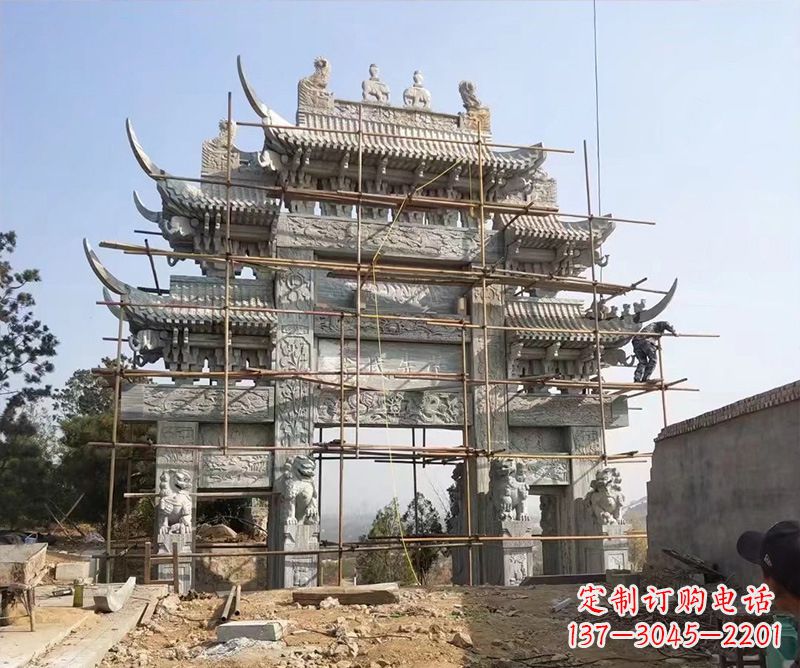 大同石牌坊外东侧的龙凤雕塑