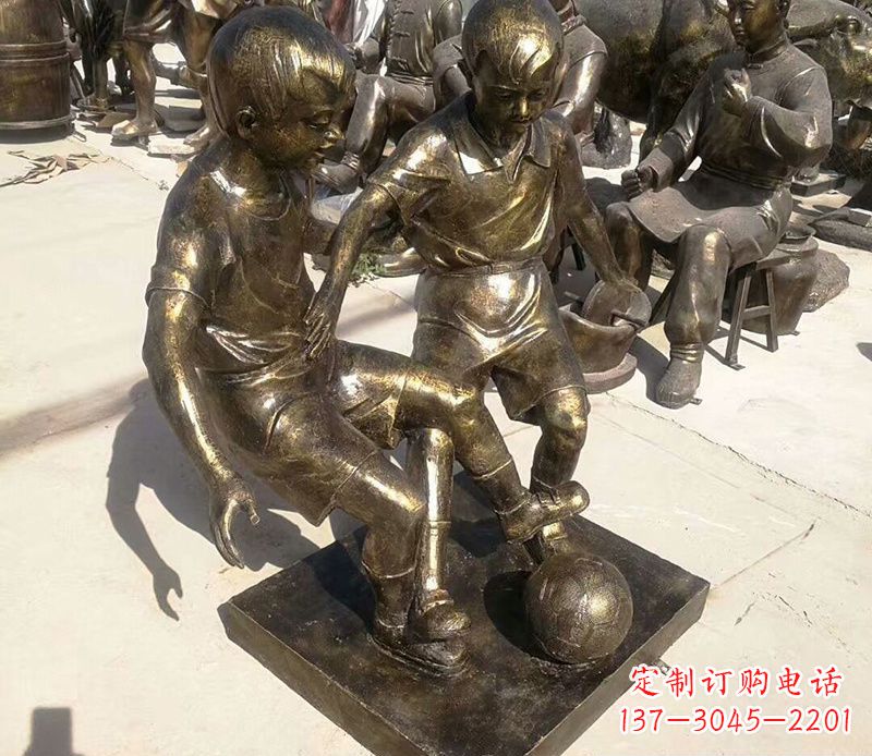 大同踢足球的儿童铜雕
