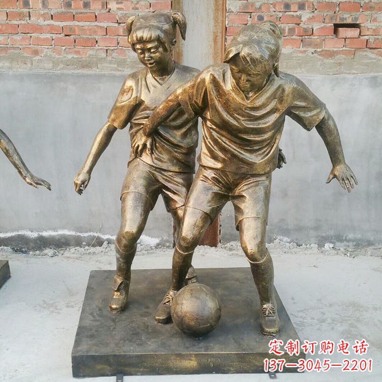 大同踢足球的小女孩雕塑