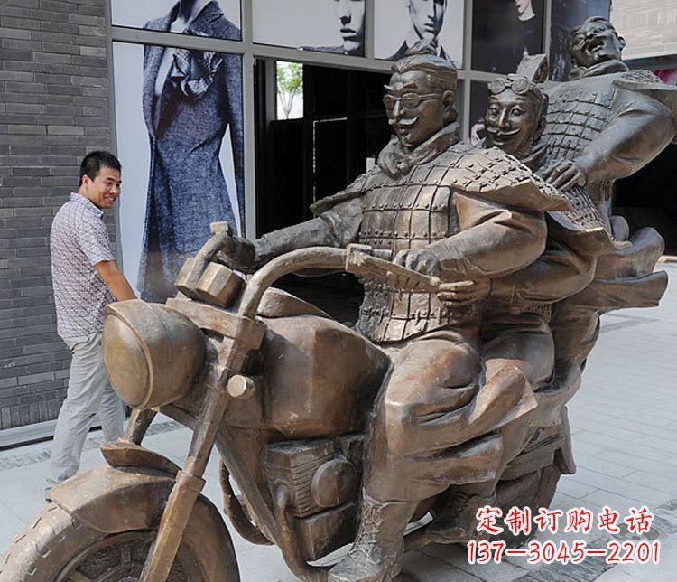 大同铜雕街头骑摩托人物雕塑