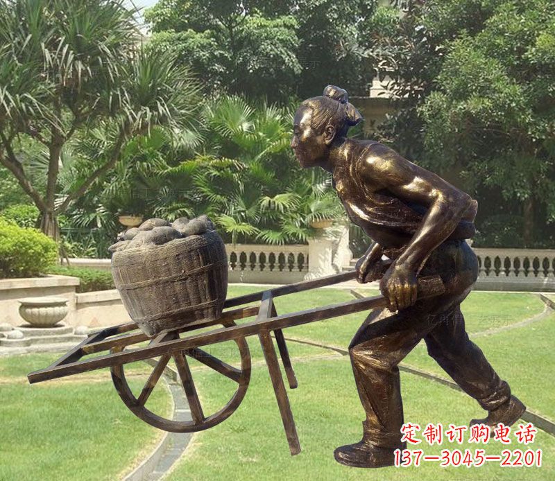 大同推独轮车的古人铜雕