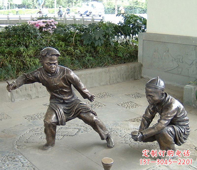 大同玩陀螺的古代儿童铜雕