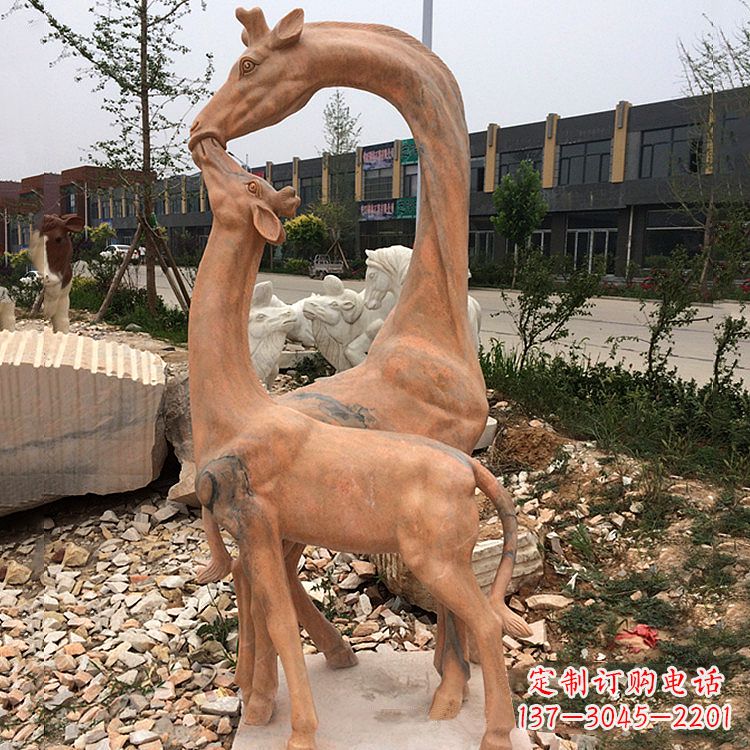 大同晚霞红石雕长颈鹿-校园公园母子亲情景观雕塑