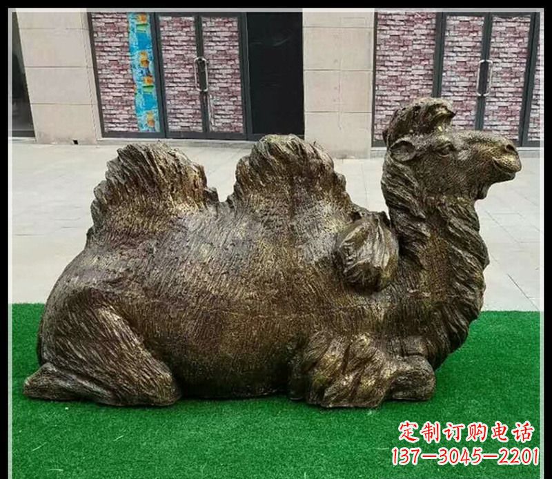 大同卧在草地的骆驼铜雕