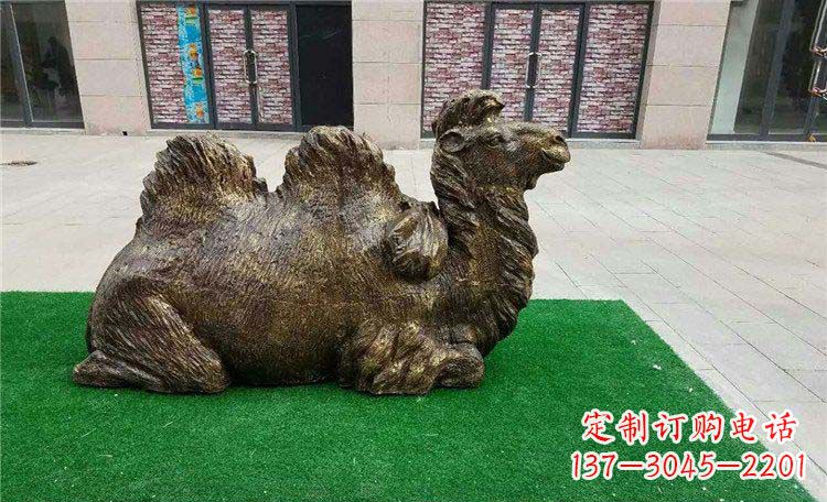 大同卧着的骆驼动物铜雕