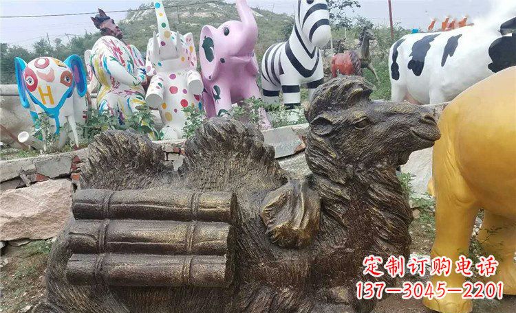 大同卧着的骆驼动物铜雕 (2)
