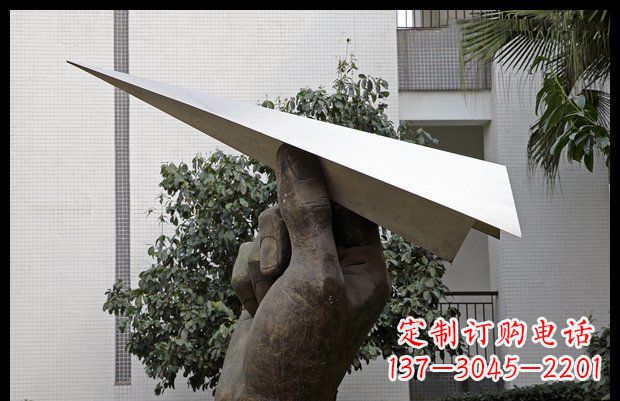 大同小区不锈钢手拿纸飞机雕塑