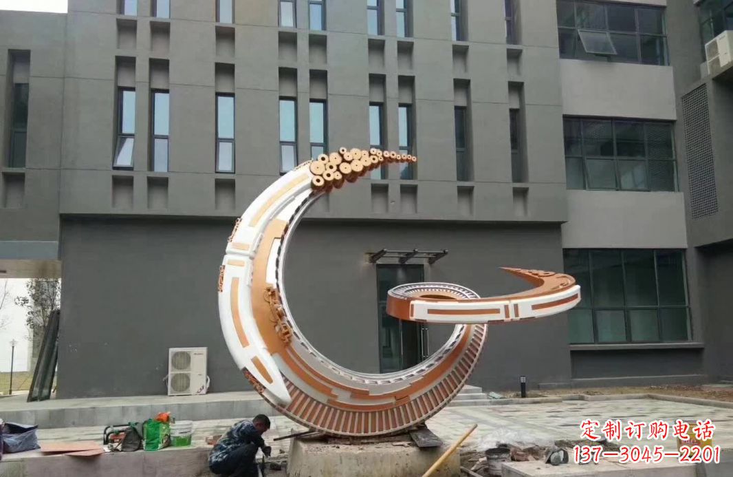 大同小区抽象不锈钢月亮雕塑