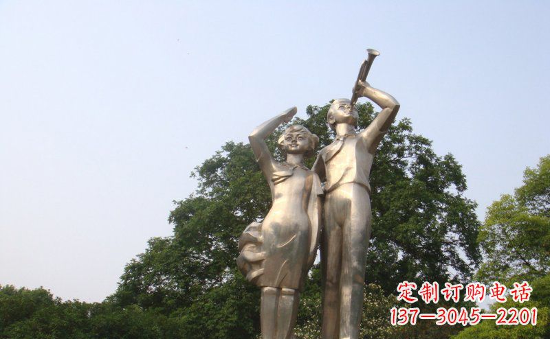 大同校园吹军号敬礼的小学生人物景观铜雕
