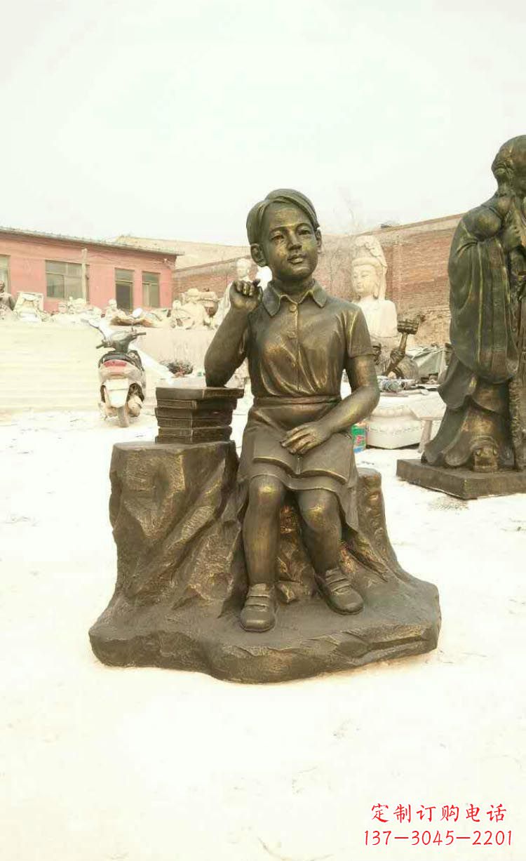 大同校园看书思考的学生铜雕