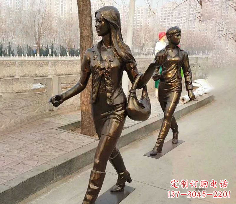大同行走的女人街边人物铜雕