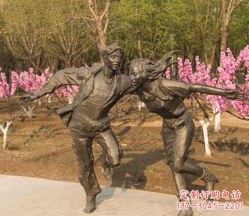 大同游玩的情侣铜雕