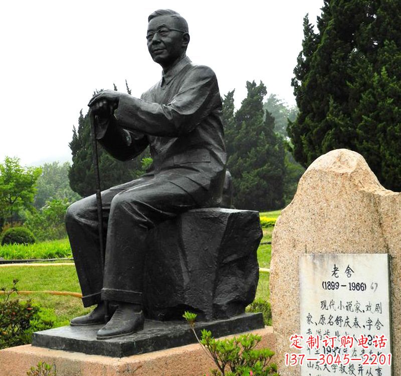 大同中国现代著名小说家老舍铜雕像