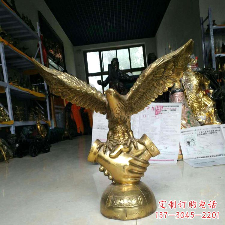大同铸铜老鹰雕塑大展宏图