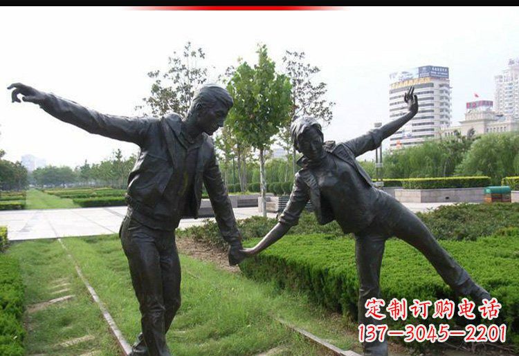 大同走铁轨的情侣铜雕