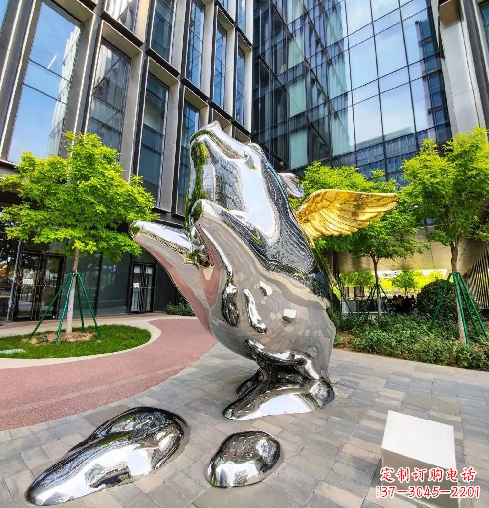 大同猪雕塑-酒店门口一只带翅膀不锈钢镜面猪雕塑